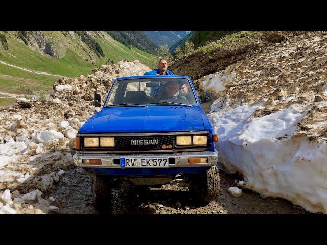 Gefährliche Jeep-Fahrt auf Berghütte in den Alpen