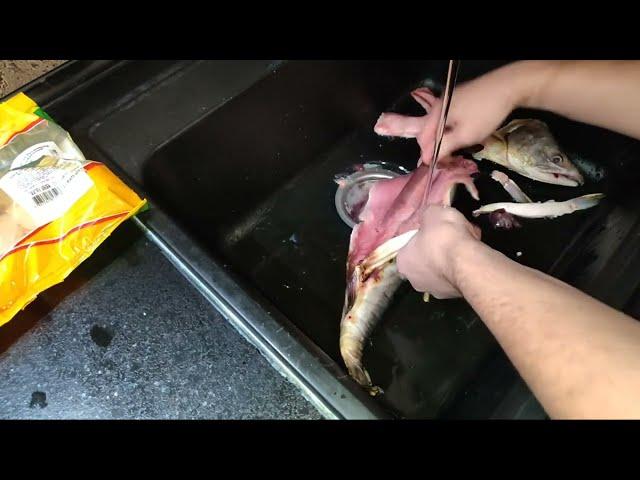 Самая дешёвая сухая красная рыба солю обычным способом солится сутки и можно есть