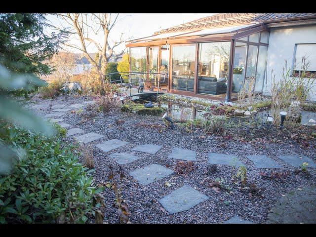 Staudenmischpflanzungen gesetzt, Gartenweg aus Maggia Granit Platten angelegt.