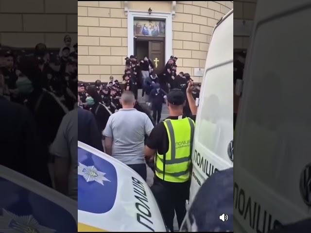 ◾️Під скандування «Ганьба!» від православних християн, рейдері пцу покинули кафедральний собор УПЦ.