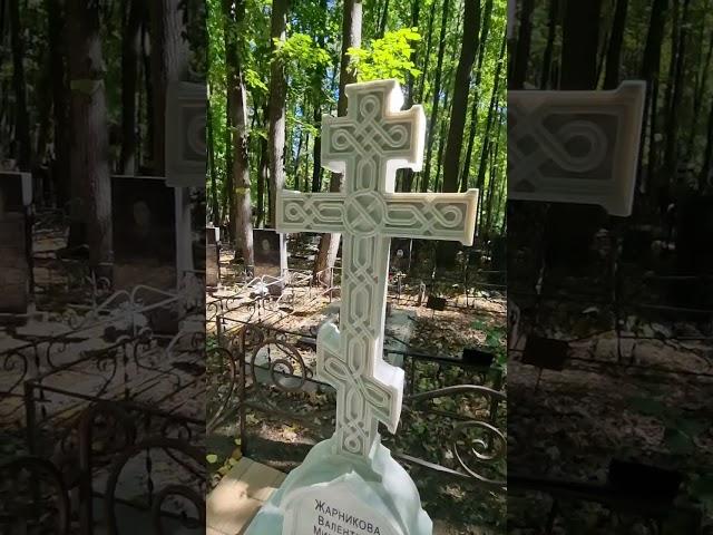 Крест из белого мрамора. Авторский памятник на могилу по индивидуальному проекту.