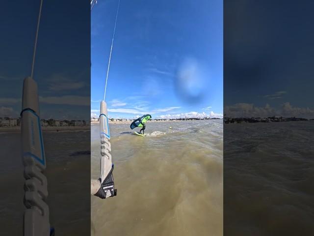 Slalom en kitesurf kitefoil autour des bouées jaune à Royan 17 Charente-Maritime