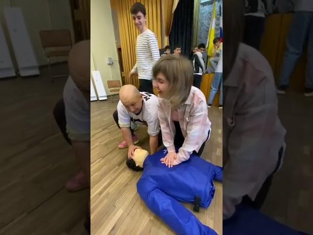 Учимся оказывать первую помощь! ;) мы почти его спасли))))