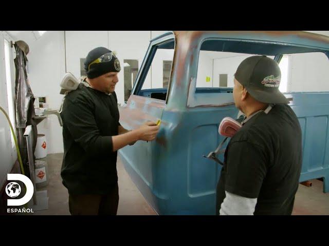 Ultimando detalles de remodelación en una camioneta Chevy C-10 | Máquinas Renovadas | Discovery