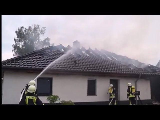 [FEUER ZERSTÖRT WOHNHAUS] Einsatzfahrten zum Wohnhausbrand in Wolfen-Altstadt   25.07.2021