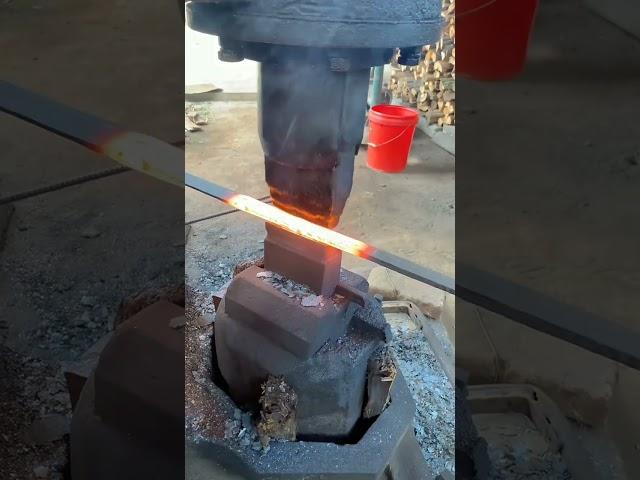 Forging a Japanese Samurai Sword That Cuts Through Metal Like Mud | 鍛えられた刀