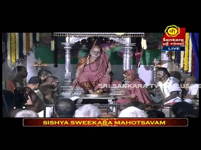 Pada Puja of Sri Bharati Tirtha Mahaswamiji by Uttaradhikari Sri Vidhushekhara Bharathi Mahaswamiji