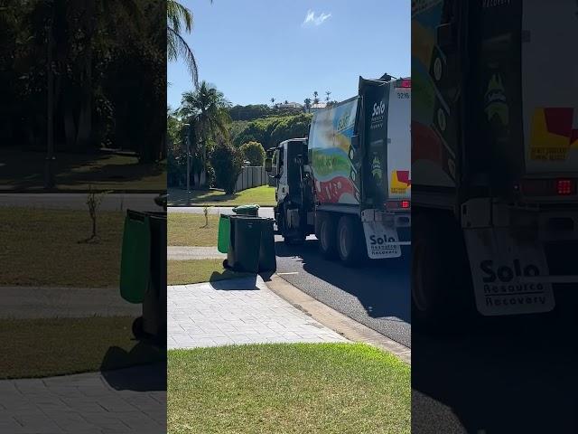 Sunny day side-loader garbage truck action ️️