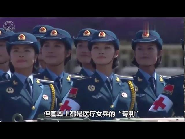 日本女兵阅兵式，为什么要挎个小包？里面都装了什么东西？