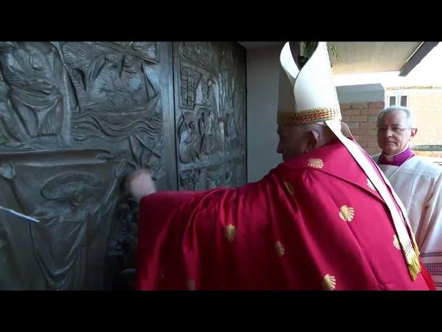 Papa Francesco a Rebibbia per l'apertura della seconda Porta Santa