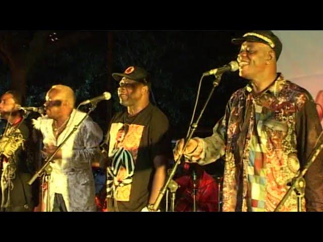 Bozi Boziana Feat. Papa Wemba , Manda Chante En Concert à La Hall De La Gombe