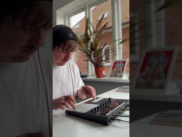 Playing 'The Native' by Jeremy Ellis on Native Instruments' Maschine