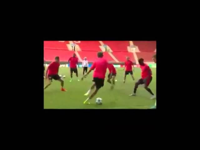 Muller imitates Ronaldo dribble in Bayern training!