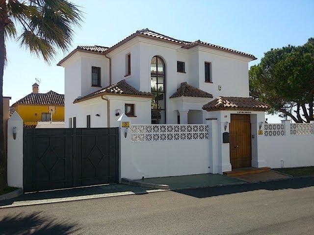 ID 8381 WWW.ESPANA-HOLIDAY.COM - MARBELLA RENTALS - Large beach side villa in Marbella