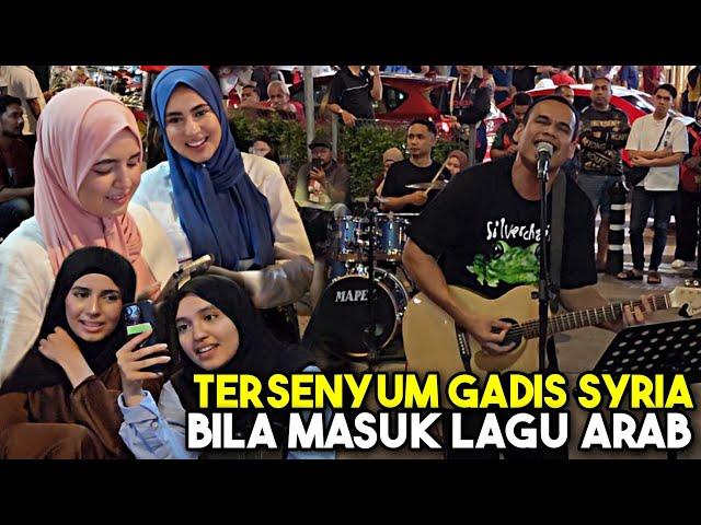 Tersenyum manis gadis-gadis dari Syria bila Bob tiba² dendangkan lagu Arab