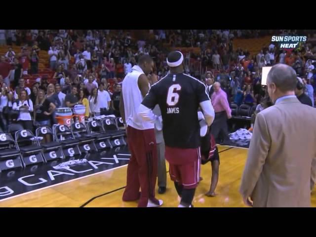 Dwyane Wade and Lebron James wheelbarrow videobomb