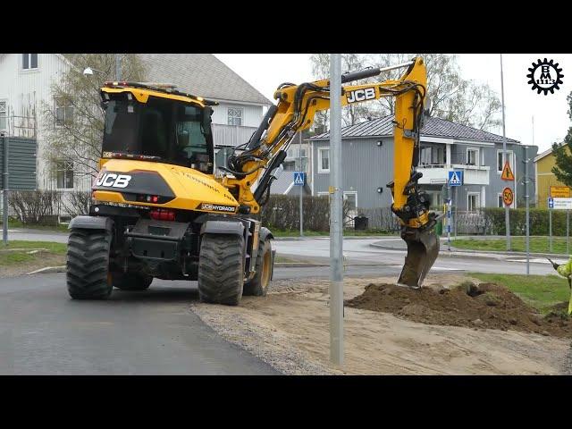 JCB Hydradig with a Engcon tiltrotator and Bigab trailer in work