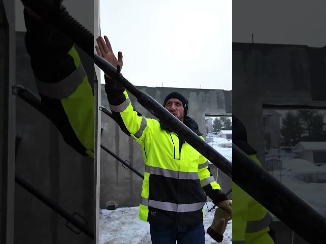 Используем металлические подкосы и заводские закладные для установки ЖБИ панелей.