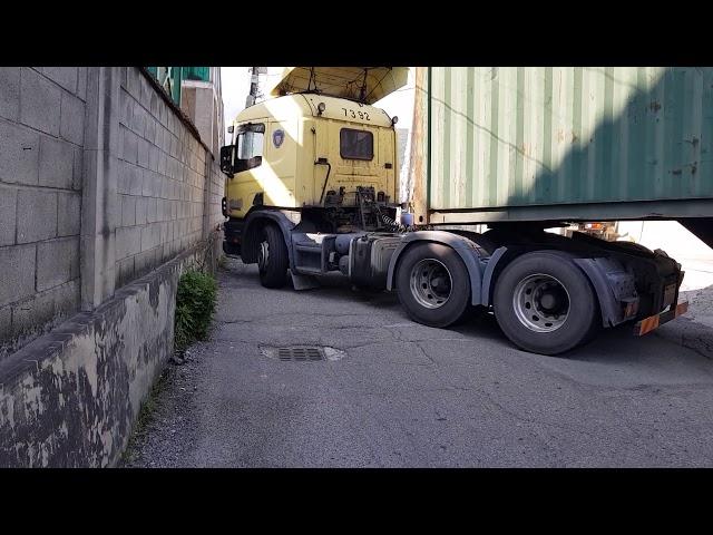 좁은 골목 40피트 콘테이너 트레일러 후진, #경사있음 #운전실력대박 #container truck #back up the car #A narrow alley reverse