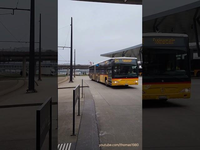 Postauto beim Busbahnhof des Flughafen Zürich Kloten