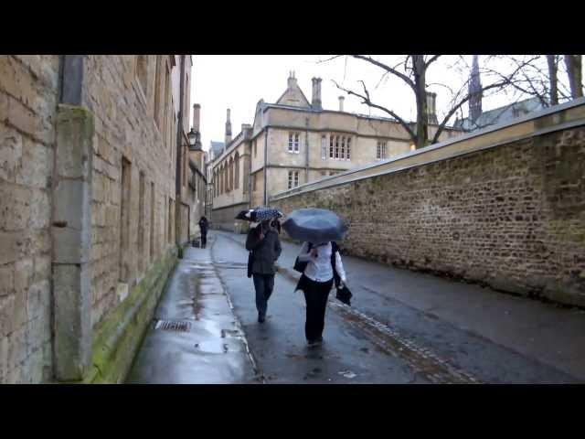 3.OxfordInside. Дождливое утро Оксфорда. Люди идут на работу. Oxford University.