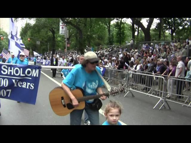 Here comes Temple Bnai Shalom parading in Israel Day 2011 (122338)