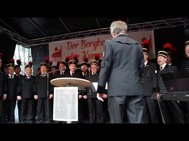 Glück auf, der Steiger kommt singt der Ruhrkohlechor am Ruhrfestspielhaus