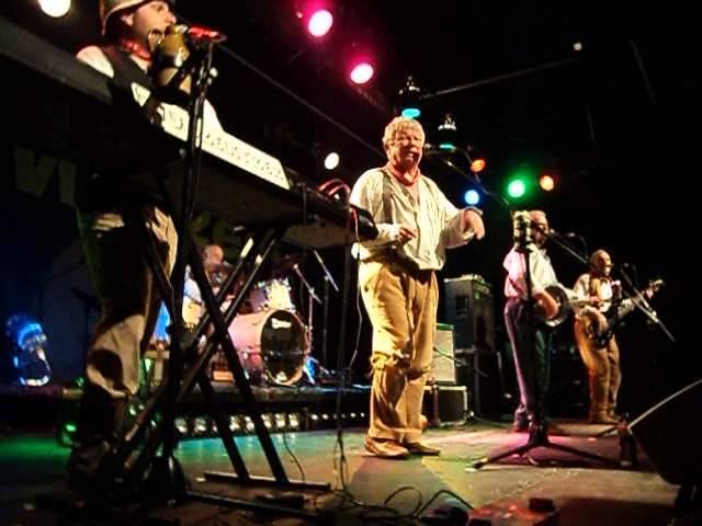 Combine Harvester by The Wurzels (dance version)