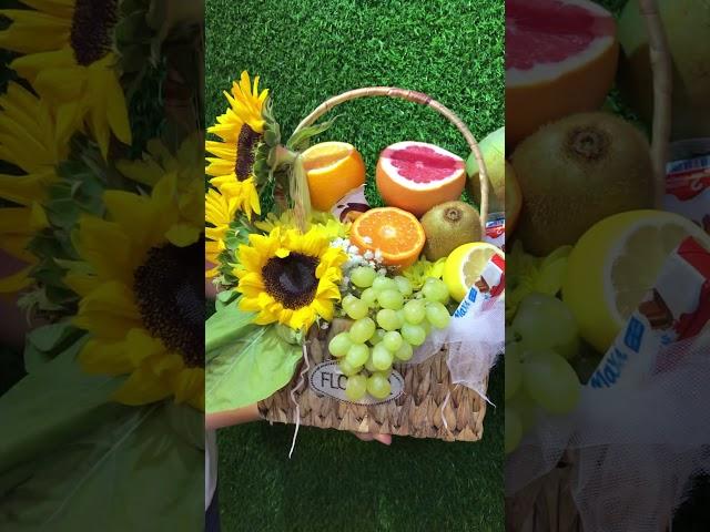 تنسيقه سله فواكه مع ورد طبيعي