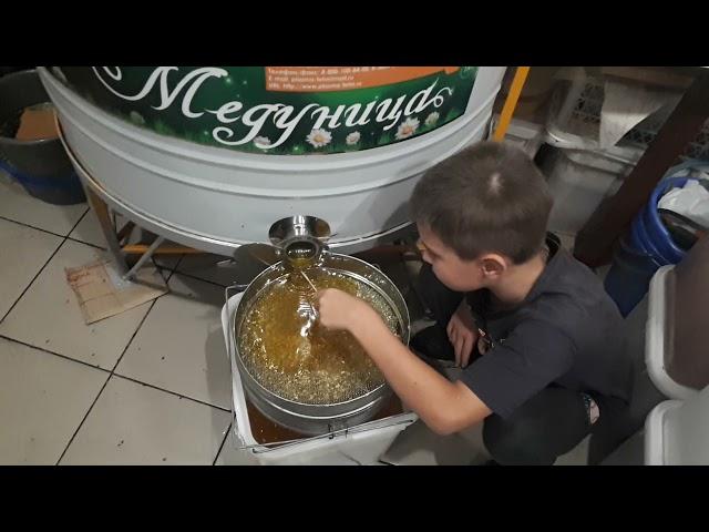 Горячая пора у семьи пчеловодов!!!