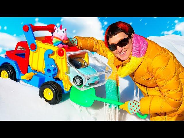 Капуки Машины – Электрокар застрял в снегу – Веселые игры с машинками и Машей Капуки для малышей
