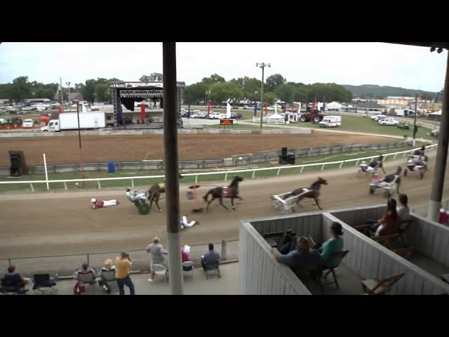 Loose Horses on the Harness Racing Track ...Big Wreck!