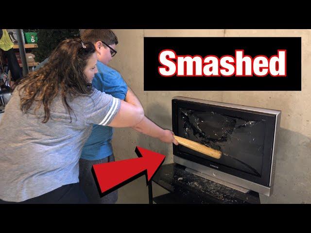 KID SMASHES TV OVER FORTNITE *INSANE RAGE*