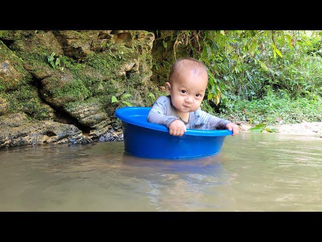 wash clothes in river water,Bringing wood to the farm to build a new house