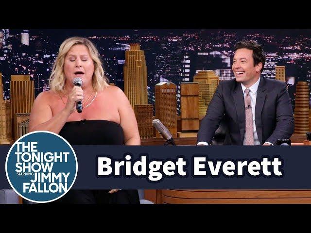 Bridget Everett Gets a Standing Ovation for Her "Piece of My Heart" Karaoke Performance