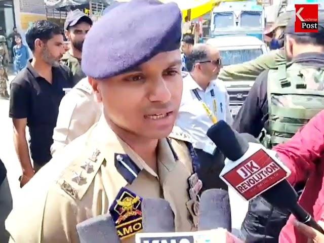 Amod Ashok Nagpure-IPS  Briefs press Reporters outside Counting center at Baramulla