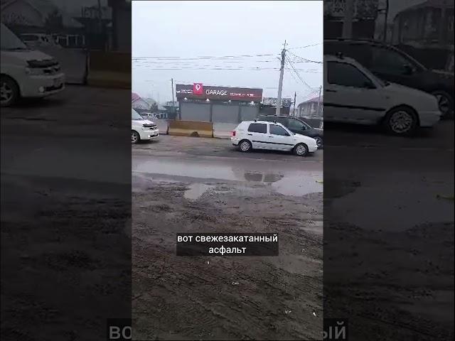 "Автобусы проваливаются". Горожане жалуются на яму на дороге