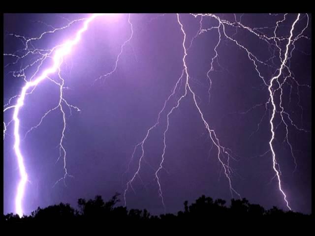 Thunderstorm sound effect - close