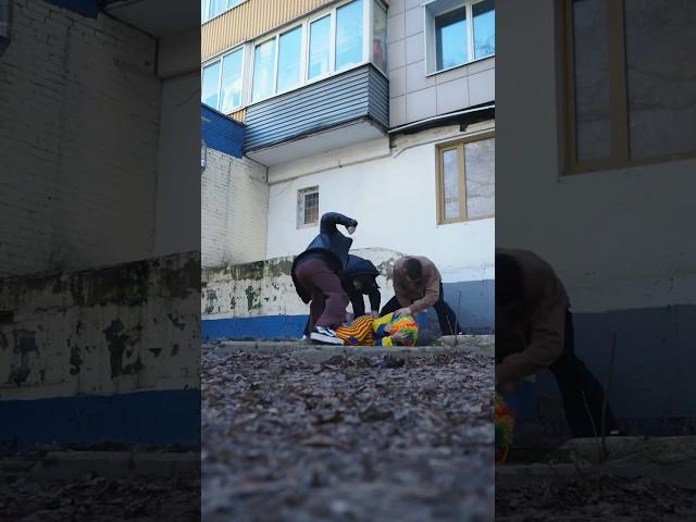 Избили клоуна прям на улице. Хорошо, что Гуфи был рядом🫡 ДО КОНЦА