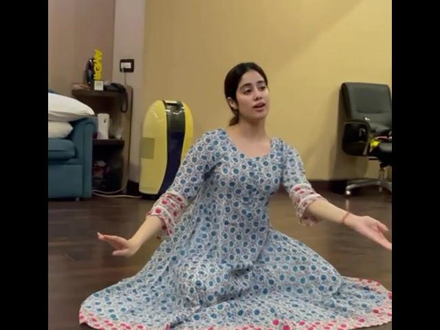 Janhvi Kapoor Recreates Rekha's Iconic Song In Ankhon Ki Masti. Cousin Shanaya Kapoor Reacts