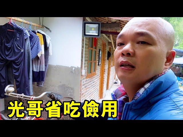 Brother Guang saves money  picks up garbage for several months  and can sell a little [Guiping Guan