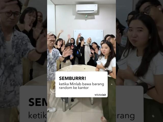 Minlab bawa barang random ke kantor! auto basah-basahan #whitelab #beneransebagusitu #karyawan