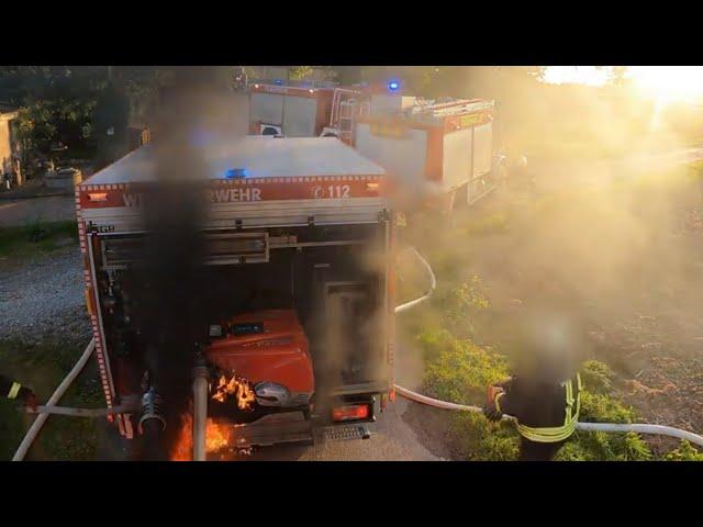 [Feuerwehr brennt] TS einer Werkfeuerwehr geht während einer Übung in Flammen auf.