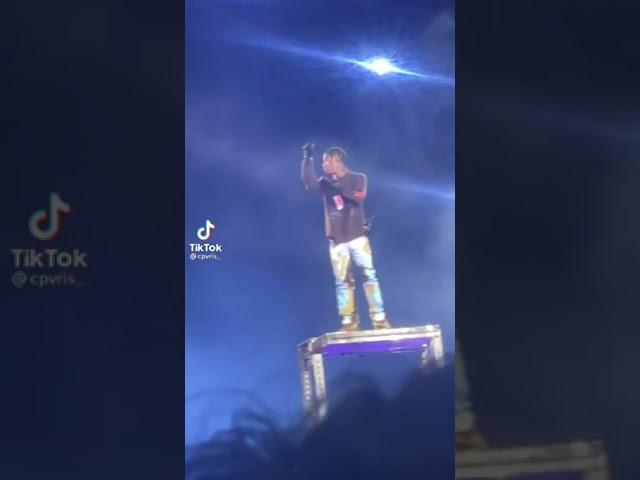 crowd screams 'stop the show' and travis ignores