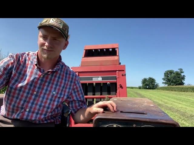 IH 684 and Case IH 8420 round baling hay