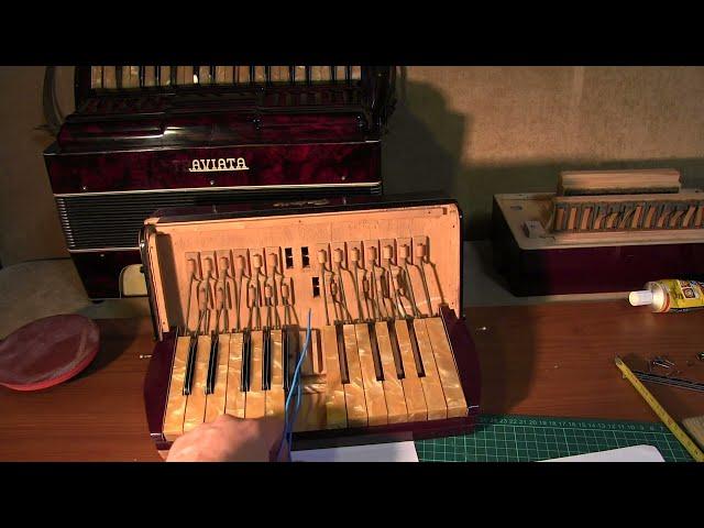 Фишки при сборке клавиш на грифе старых аккордеонов.