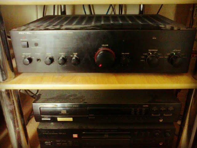 Κλασσικά μηχανήματα CD Player και παλιός αναλογικός ενισχυτής ROTEL RA-985BX