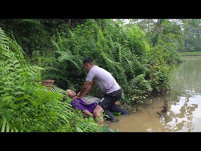 A single mother who slipped and fell into the lake was fortunately saved by a kind police officer