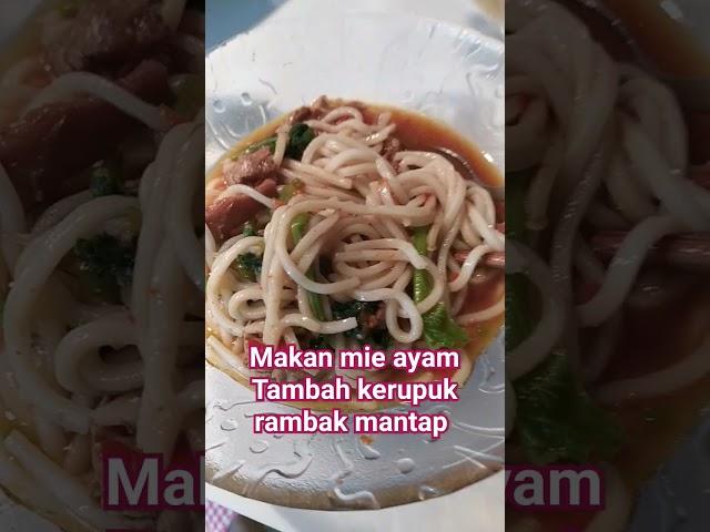 makan mie ayam tambah kerupuk #kerupukgurih #makanmie #mieayam #shorts