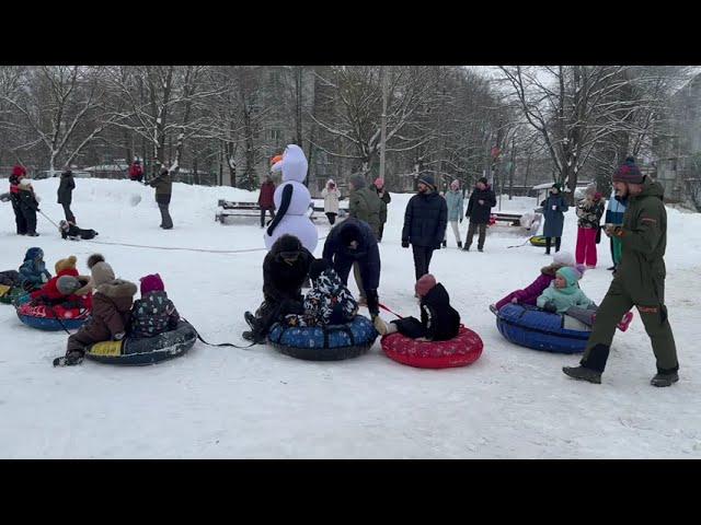 Выходи во двор - праздник спорта и духа от объединения Северный Человек Подольск. Катание на плюшках